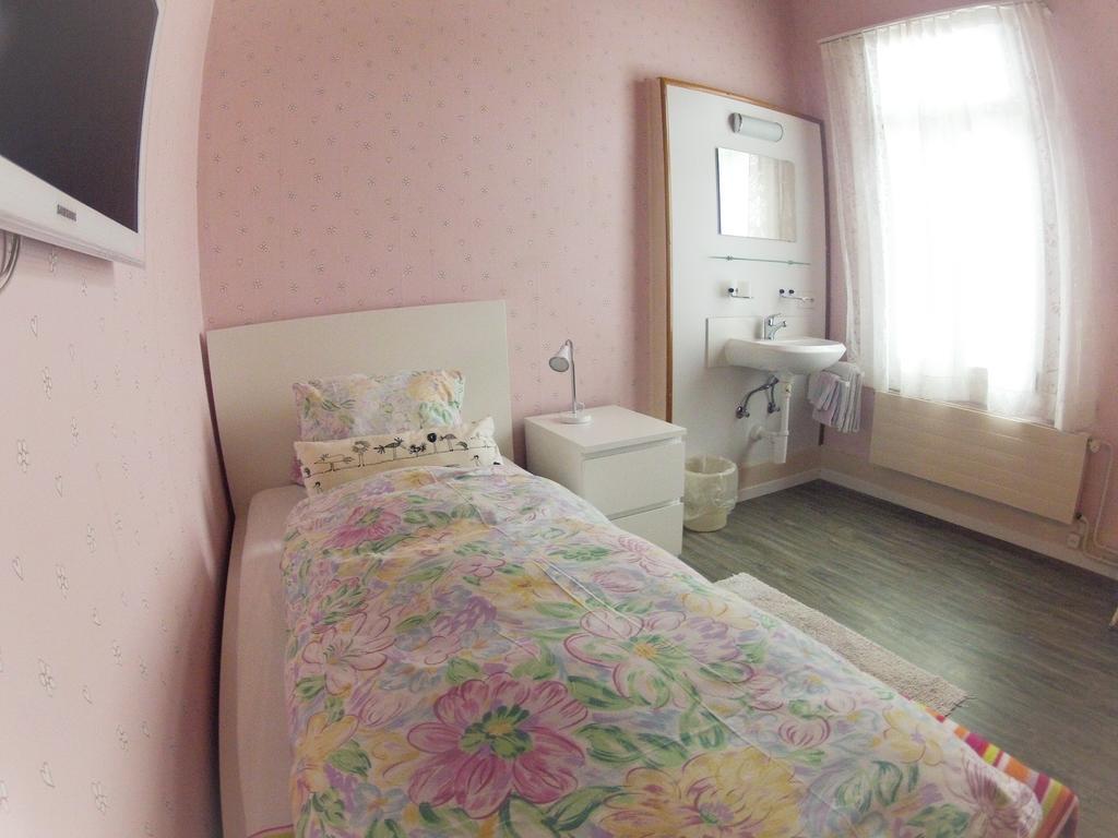 Basicrooms Hotel Unterseen Zimmer foto