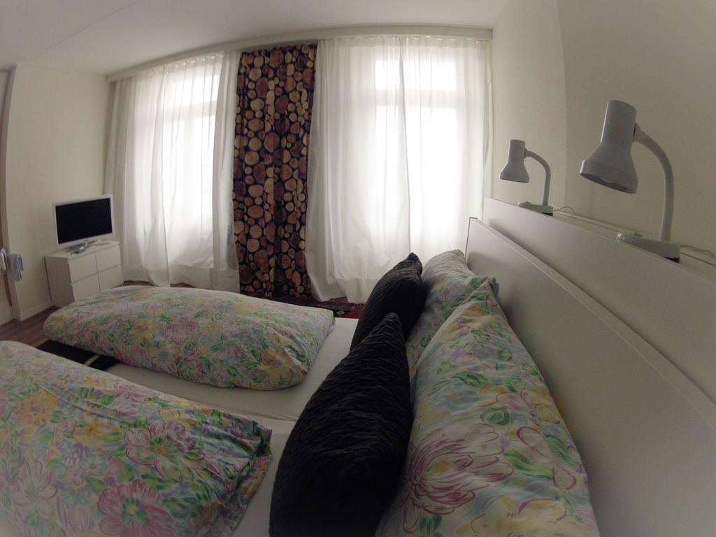 Basicrooms Hotel Unterseen Zimmer foto